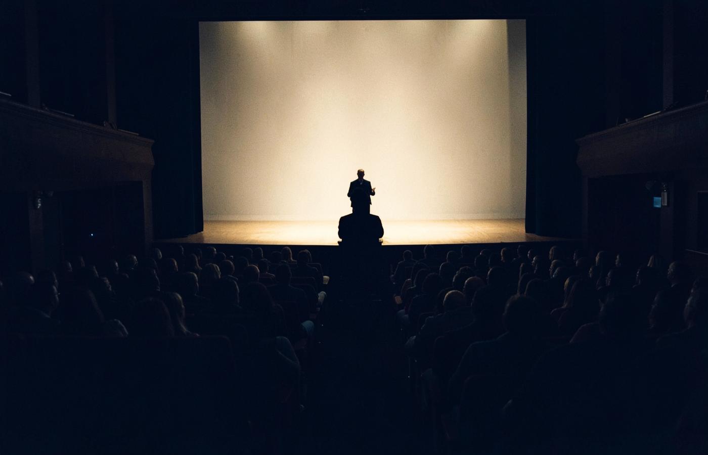 Speaker sul palco di fronte a una platea